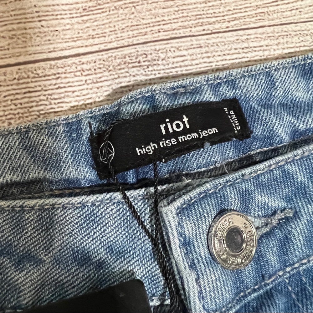 Misguided Denim Riot High Rise Slit Rip Mom Jeans - Picture 6 of 16